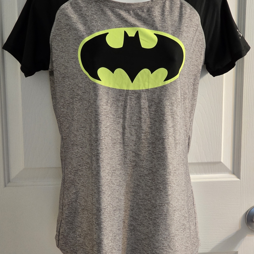 Under Armour Women M Batman Tee Shirt Heat Gear Slinky Material Gray Black Logo